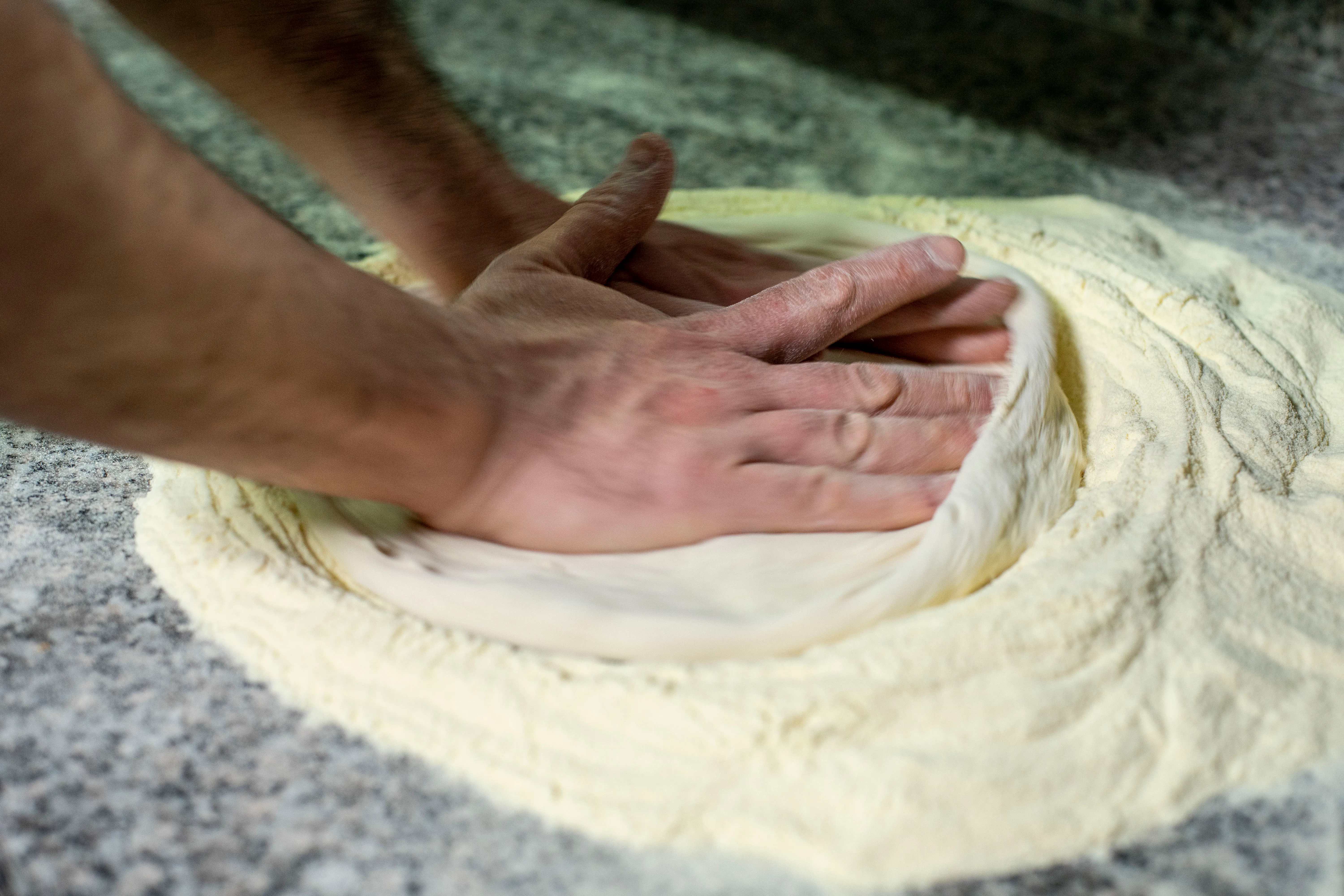 Le mani di Giuseppe stendono l'impasto