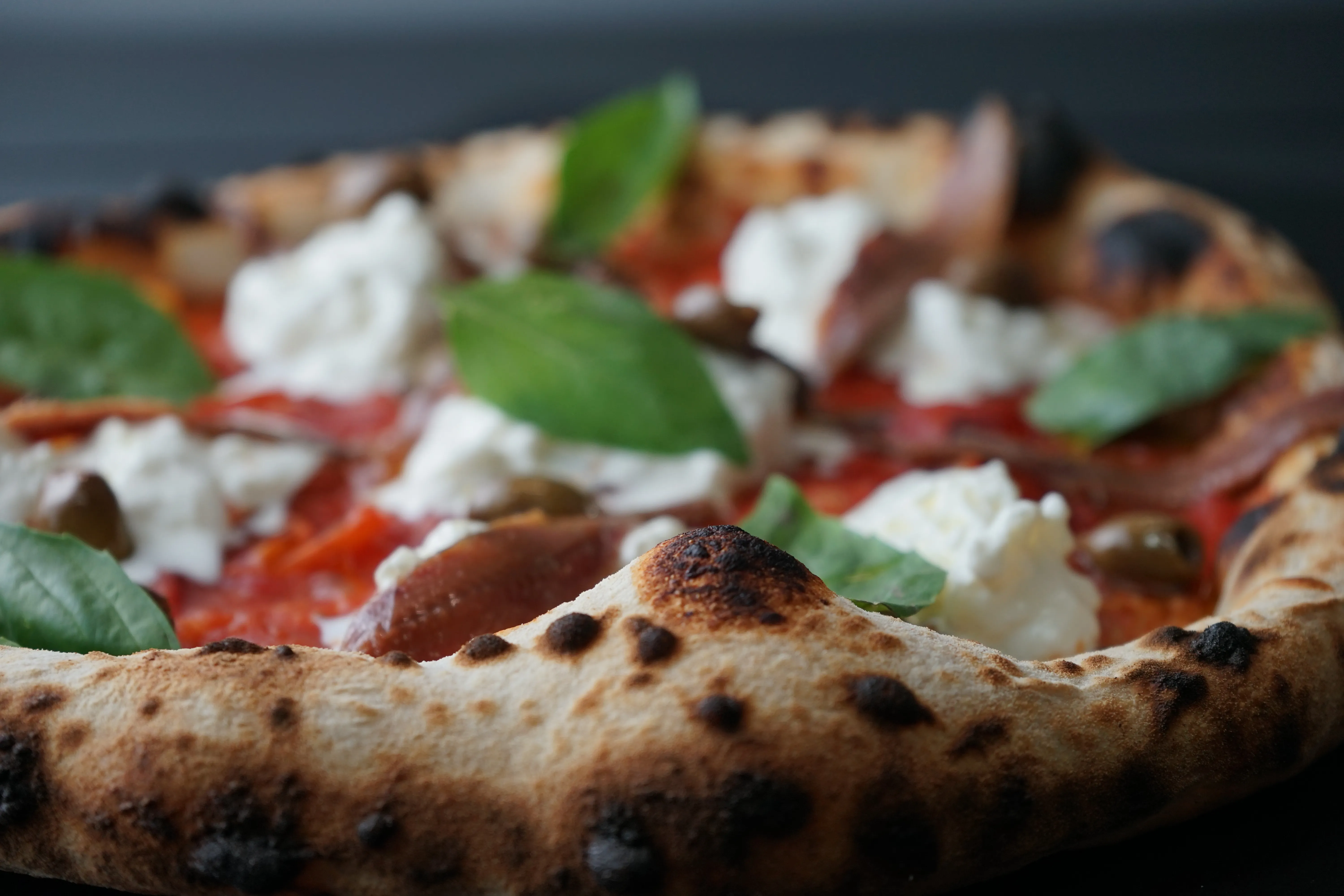 Pizza con burrata, basilico e pomodorini appena sfornata